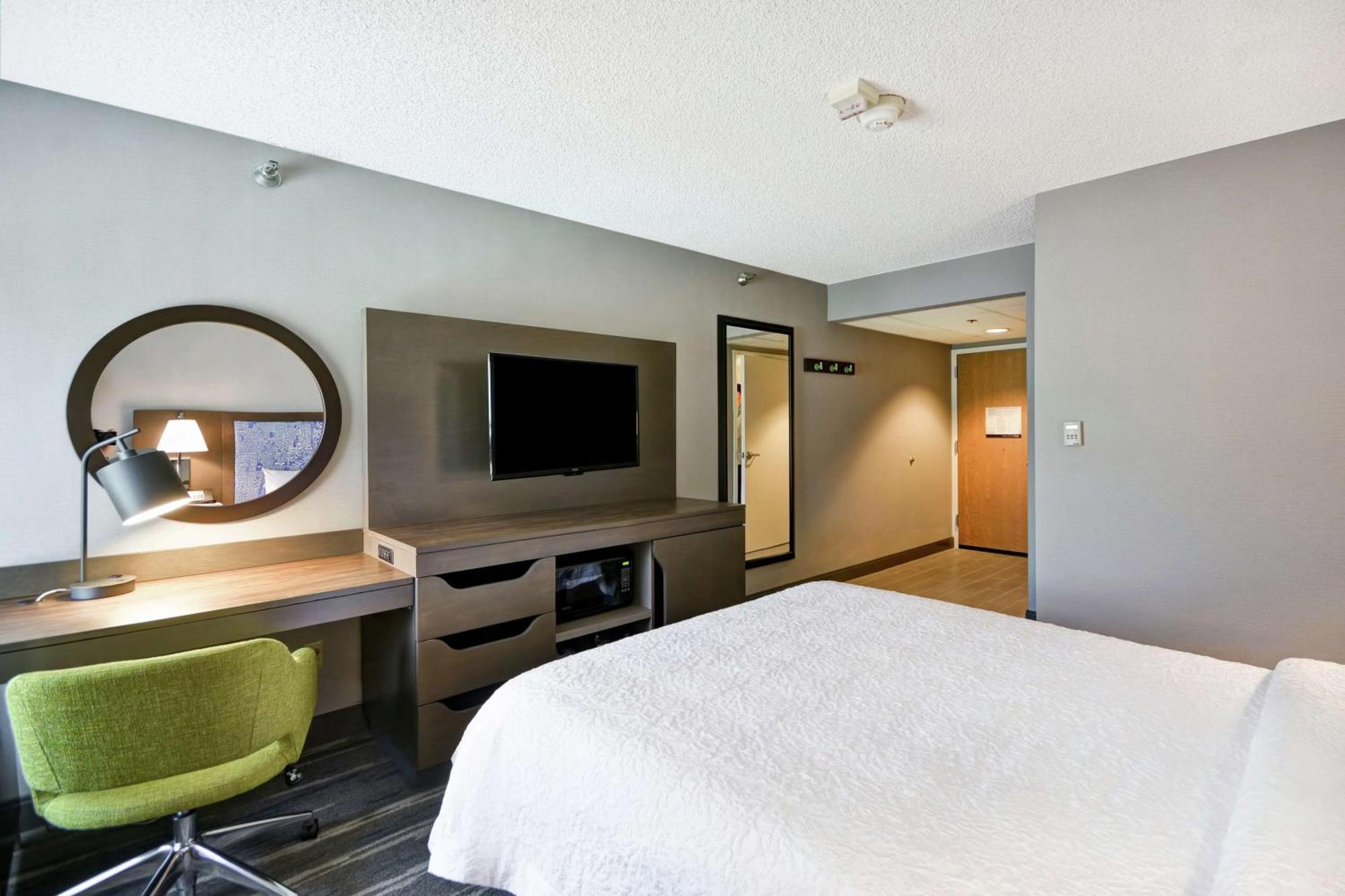Queen Room with Roll-In Shower - Disability Access/Non-Smoking,1551422035:JPEG